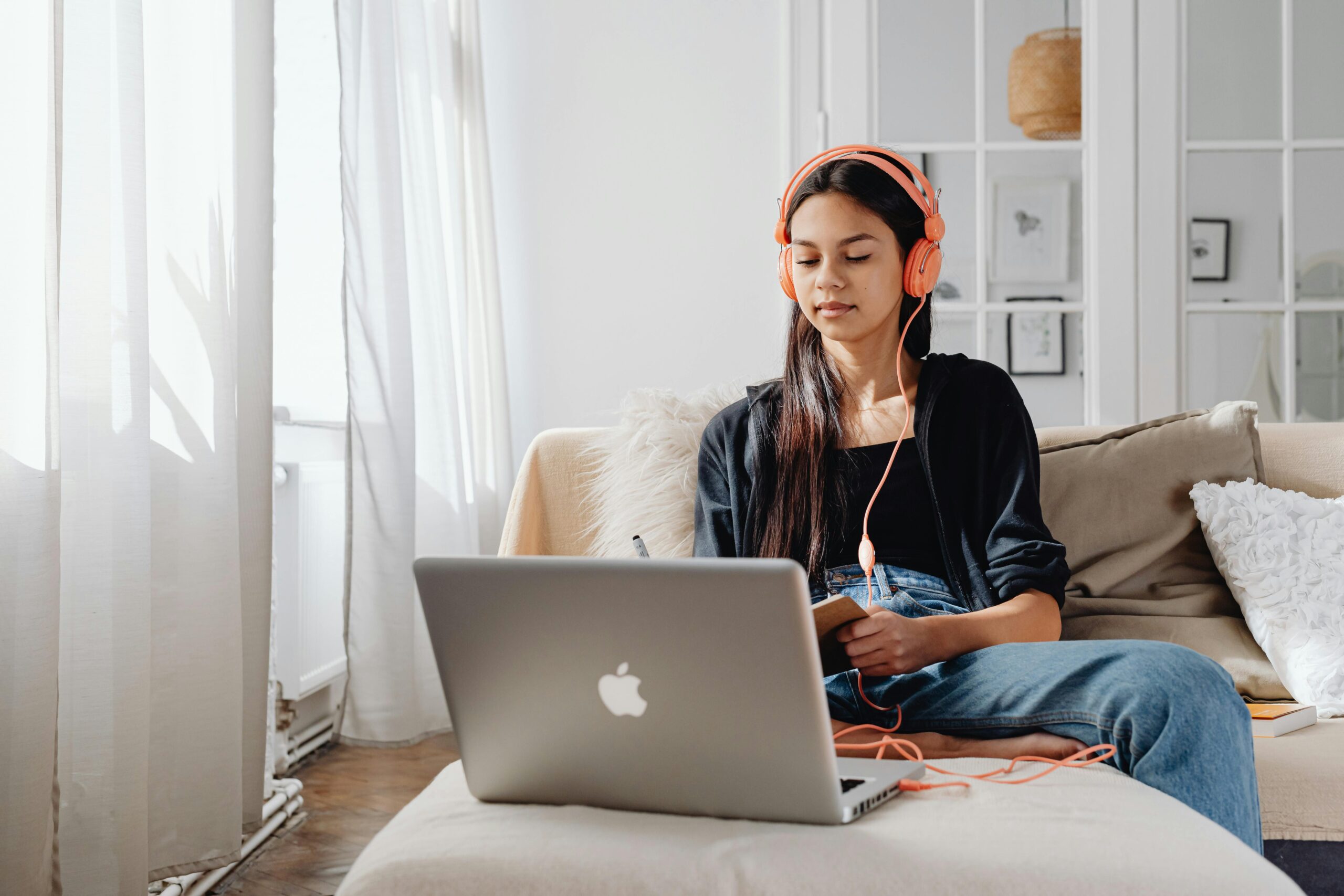 How Much Does Online School Cost UK – Benefits, Costs & How to Choose the Right One